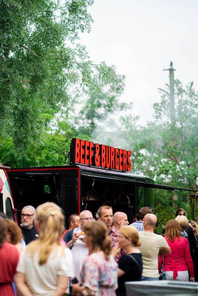 Aan het genieten aan het foodcourt