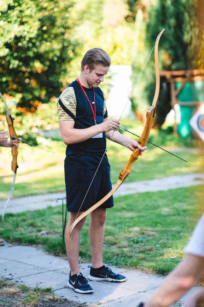 Deelnemer legt een pijl op de boog tijdens de workshop