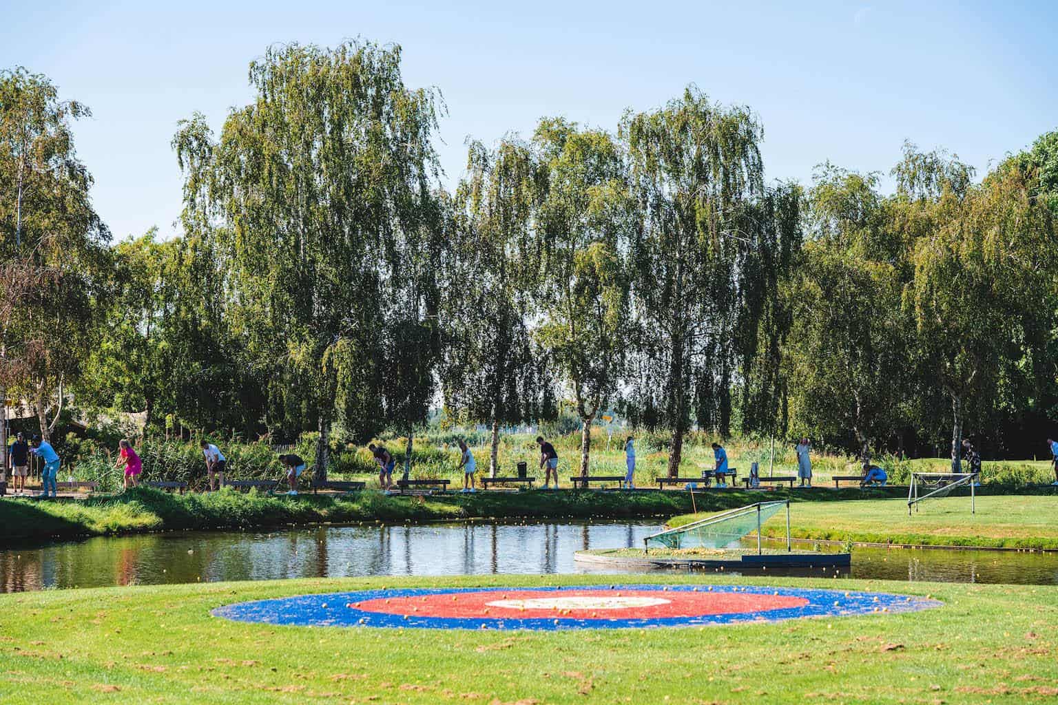 Deelnemer slaat af tijdens de golf clinic
