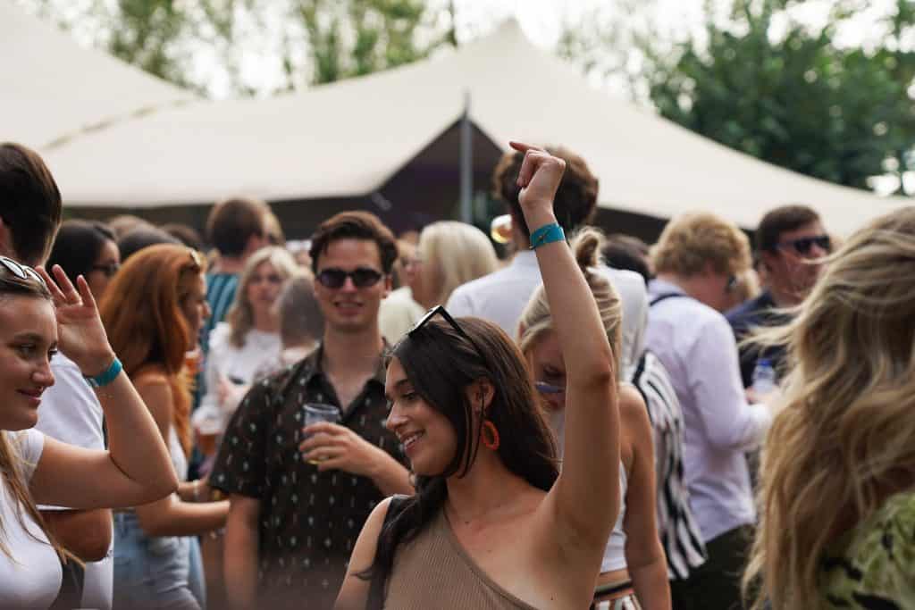 bedrijfsfestival dansen buiten festival feest