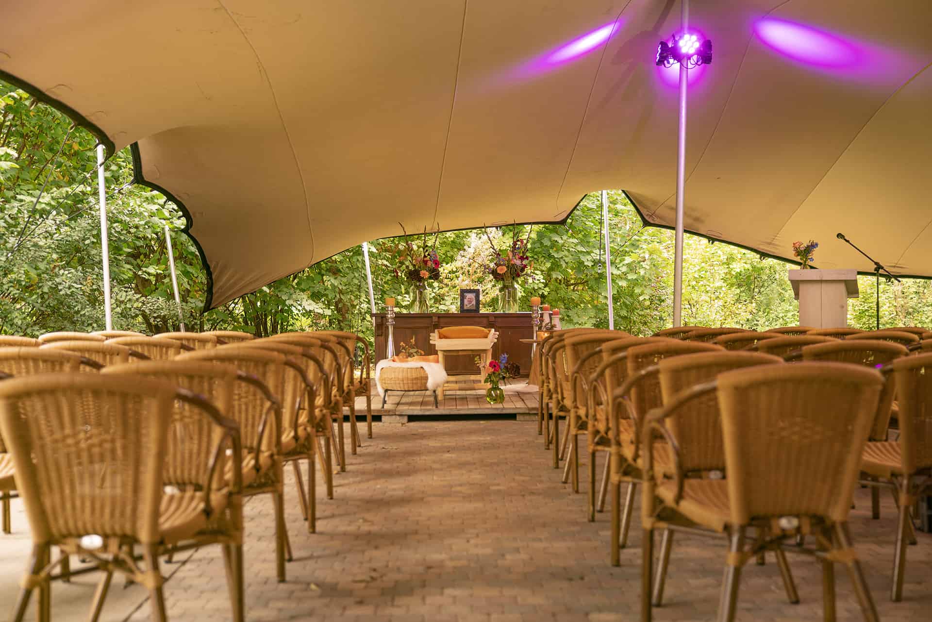 Uitvaartlocatie buiten stretchtent