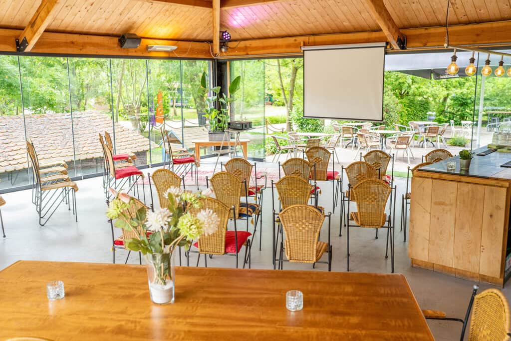 vergaderen midden in het groen - Glazen Hooiberg vergaderopstelling