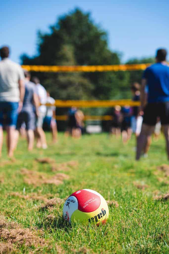 Beachvolleybal tijdens een bedrijfsuitje