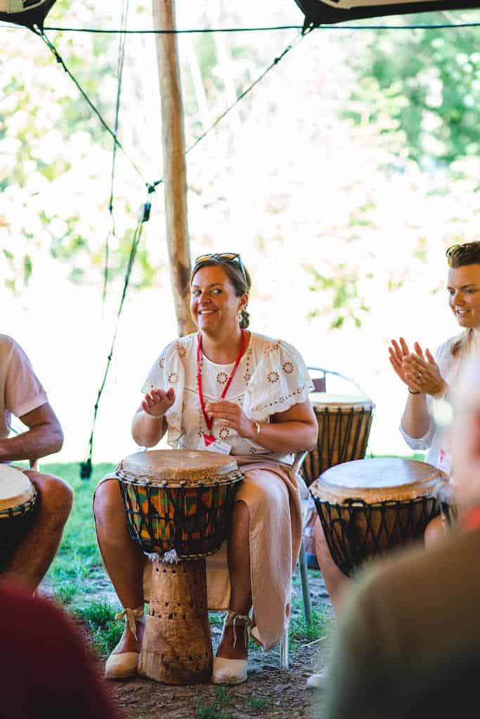 workshop-djembe-1 Deelnemers spelen samen op de djembé