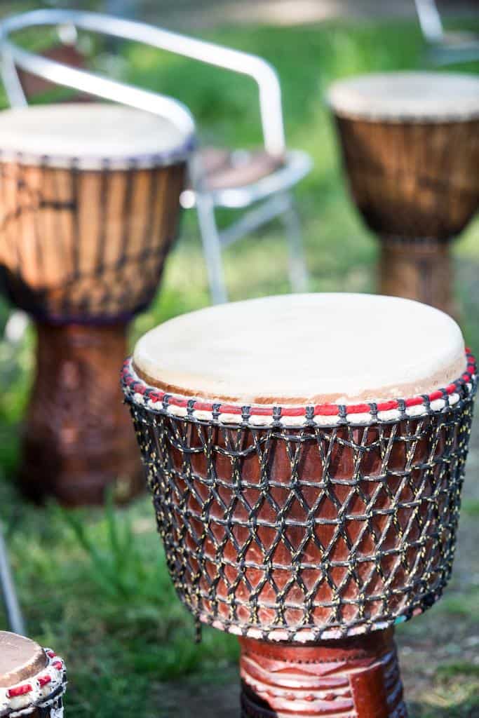 workshop-djembe-10 De hele groep trommelt mee