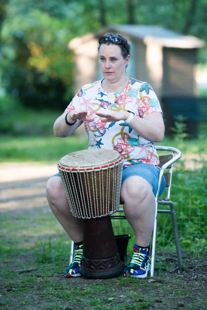workshop-djembe-9 Handen op de djembé tijdens de workshop