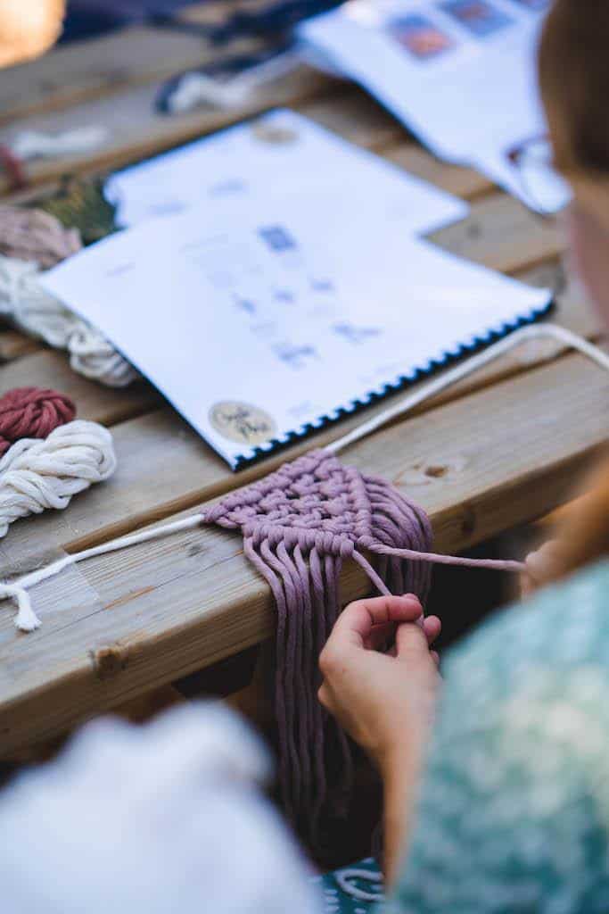 Knopen leggen tijdens de macramé workshop