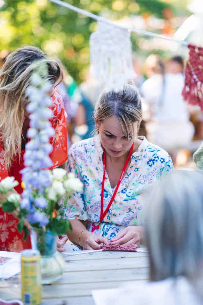 Werken aan een macramé slinger