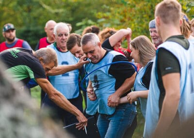 Teambuilding activiteit groep - oefening met ringen - team trainingen