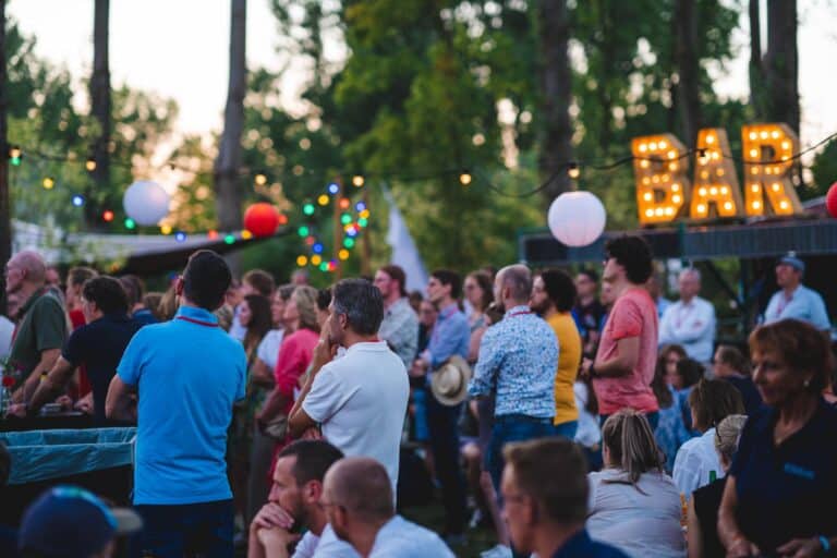 Sfeer tijdens een bedrijfsfestival in de buitenlucht