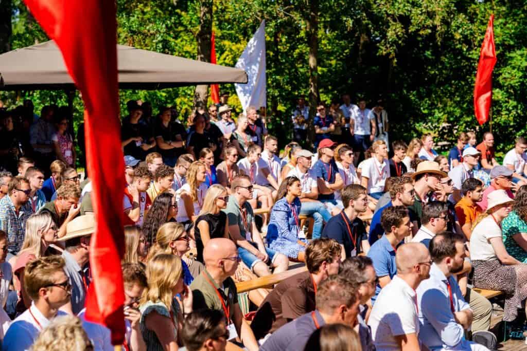 Plenaire bijeenkomst in de buitenlucht op ons erf – bedrijven kiezen deze plek vanwege de unieke sfeer, het inspirerende verhaal en de gegarandeerd waardevolle momenten.