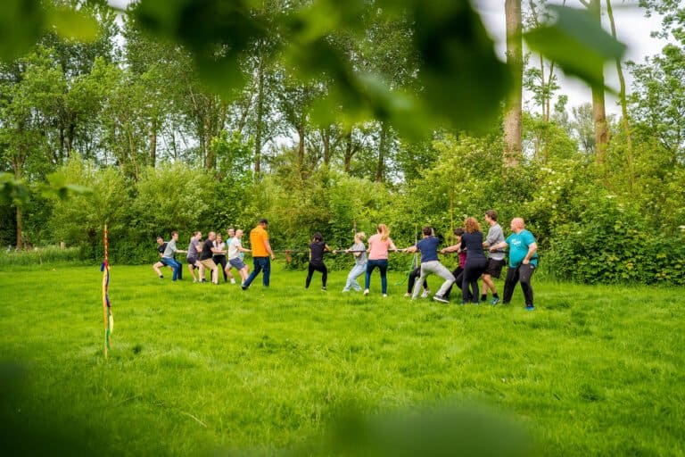 Groepsactiviteit tijdens een bedrijfsuitje in het groen