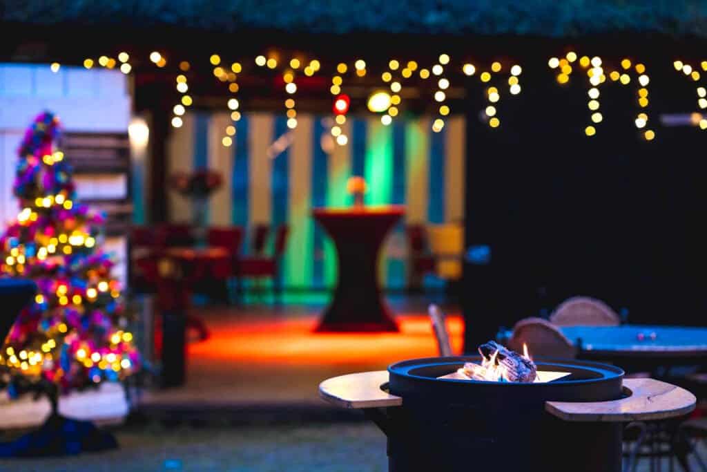 Bedrijfsuitje kerst hooiberg verlichting sfeervol kerstboom