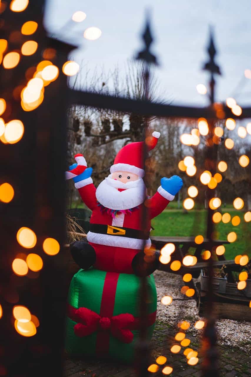 kerstman als decoratie tijdens kerst bedrijfsuitje