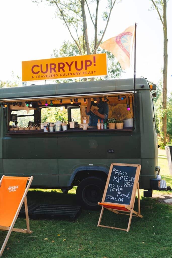 bedrijfsfestival-foodtruck-curry-up Bedrijffestival foodtruck curry up. Heerlijk eten uit allemaal andere foodtrucks