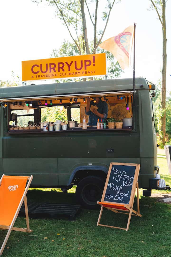 Bedrijffestival foodtruck curry up. Heerlijk eten uit allemaal andere foodtrucks