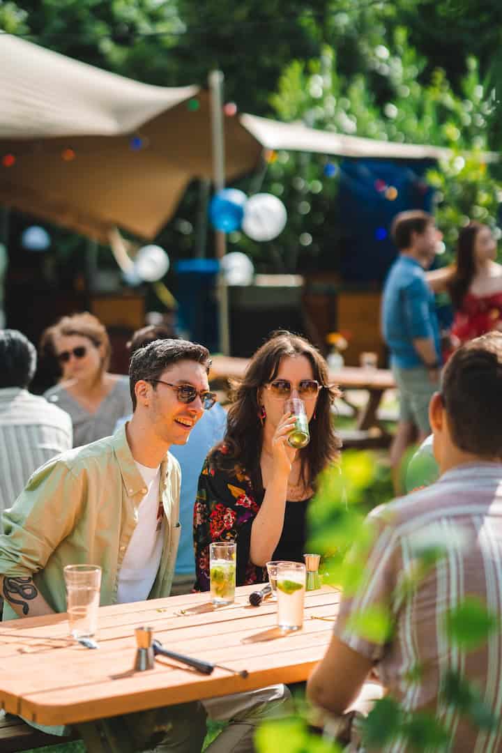 Bedrijfsfestival ongedwongen sfeer hapje en drankje