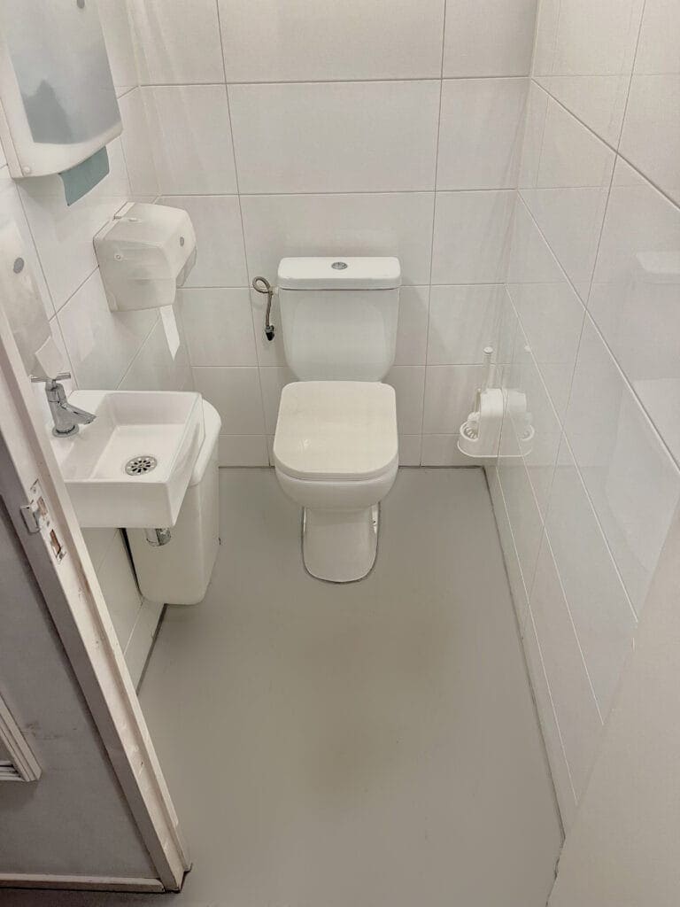 Het ruime toilet in de Glazen Hooiberg