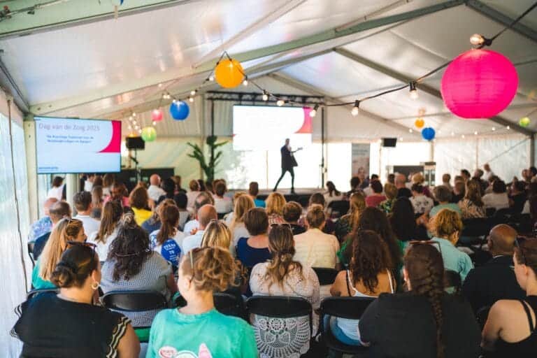Congres in de aluhal, omringd door bos