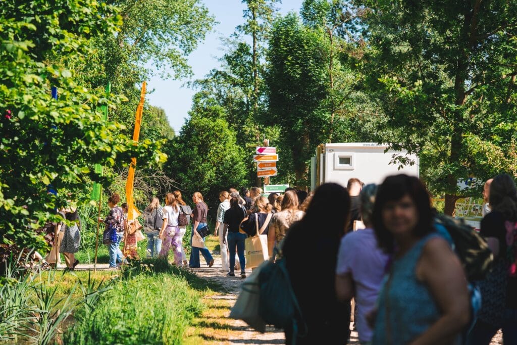 Deelnemers wandelen op loopafstand van het pand door een natuurlijke omgeving, een voorbeeld van hoe congreslocaties in Nederland ruimte geven aan rust en inspiratie – perfect voor een event of vergadering in de buitenlucht.